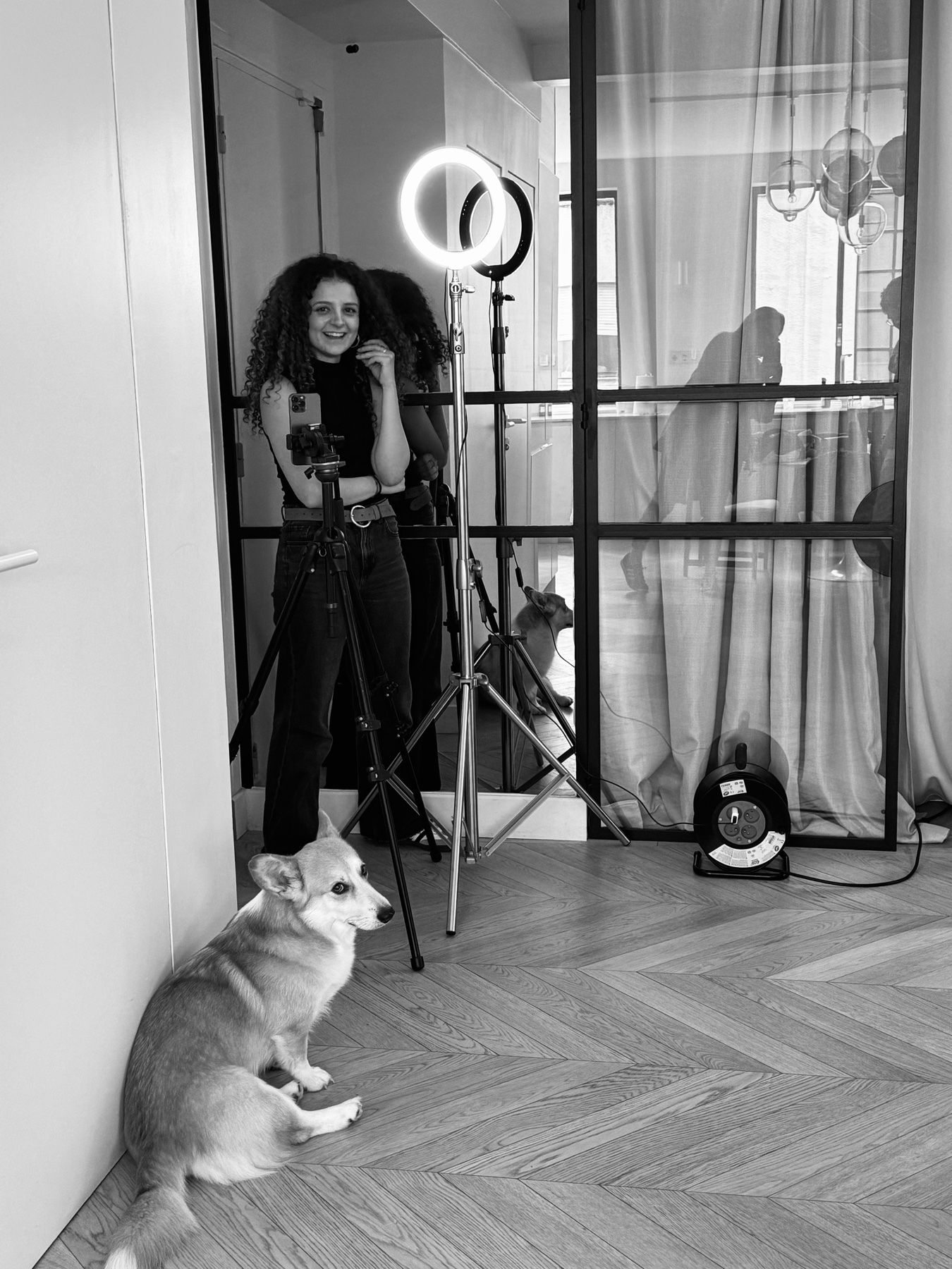 Photographie noir et blanc d'un tournage de contenu en équipe